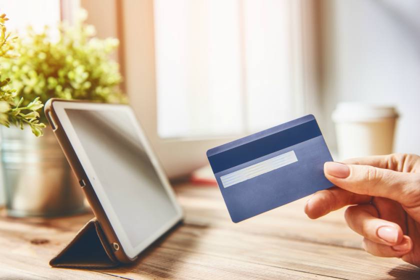 consumidor segurando cartão de crédito para fazer compras online na pandemia